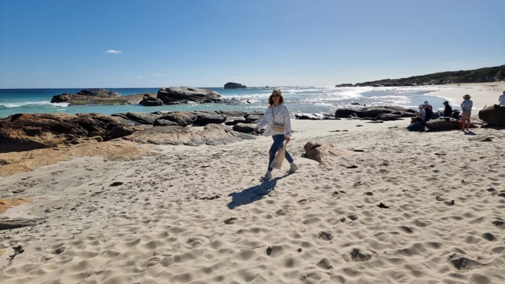 Marion Sonnenberg cammina sulla spiaggia durante il suo lavoro in Australia.