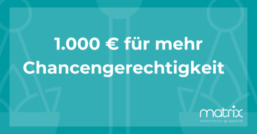 In weißer Schrift steht auf petrolfarbenen Hintergrund: 1.000€ für mehr Chancengerechtigkeit
